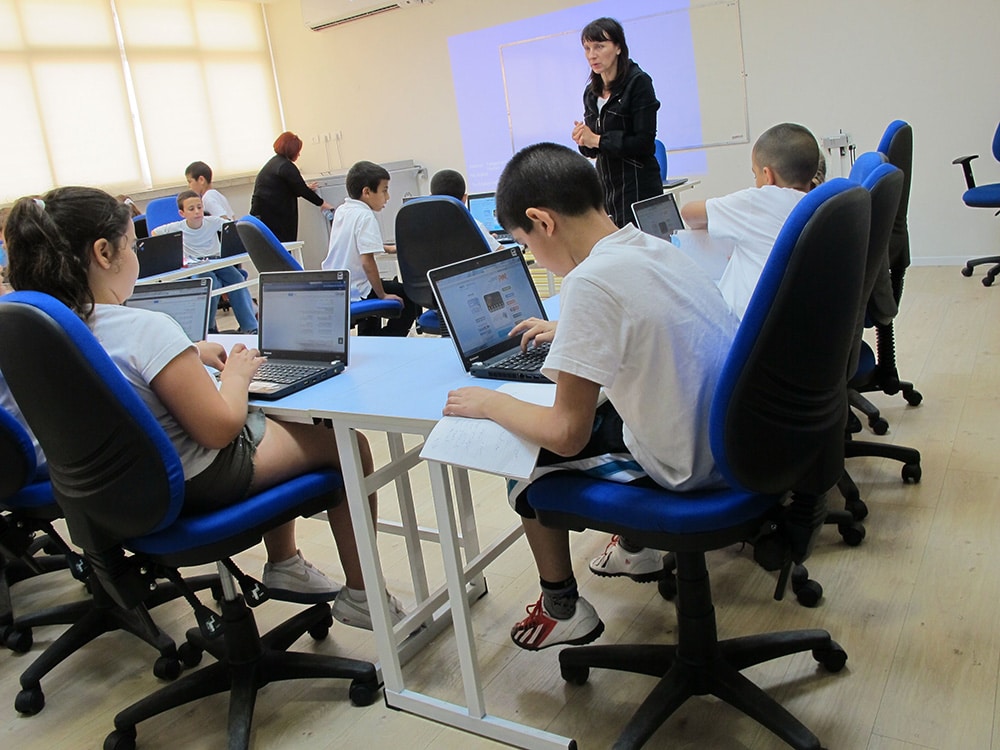 Drahtlosen Netzwerkverbindung mit 36 Laptops an der Hashmonaim Schule Jaffa