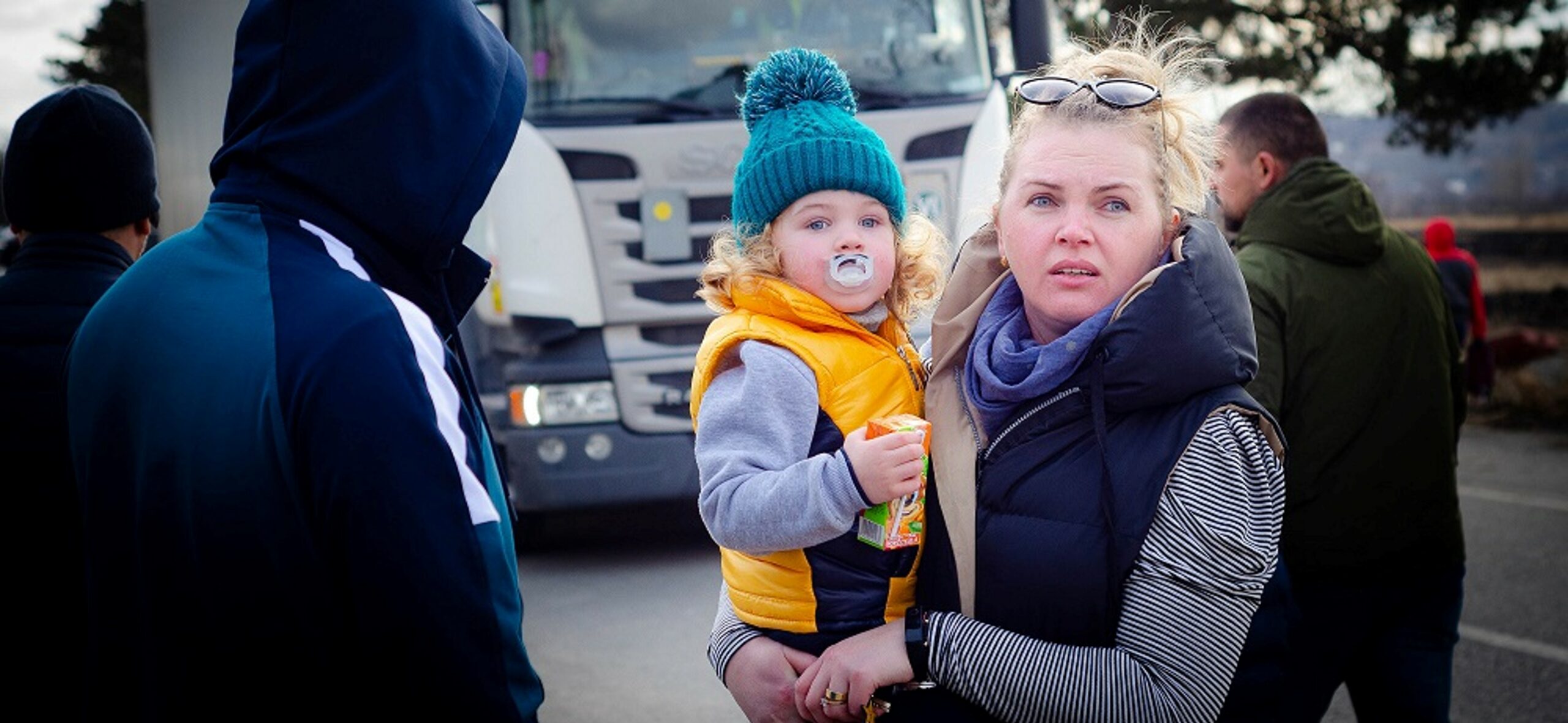 Ukrainische Mutter mit Kind auf dem Arm