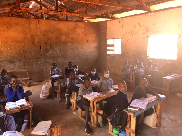 Kinder in der Grundschule Kinakoni