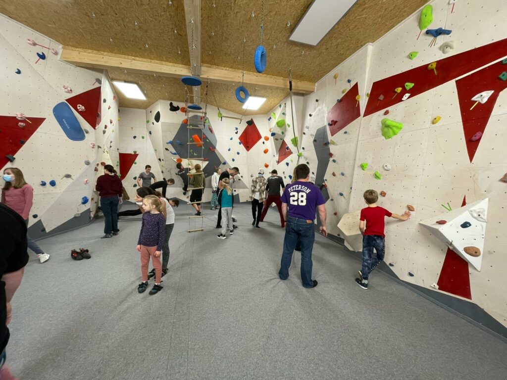 Der neue Boulder Raum mit Kindern