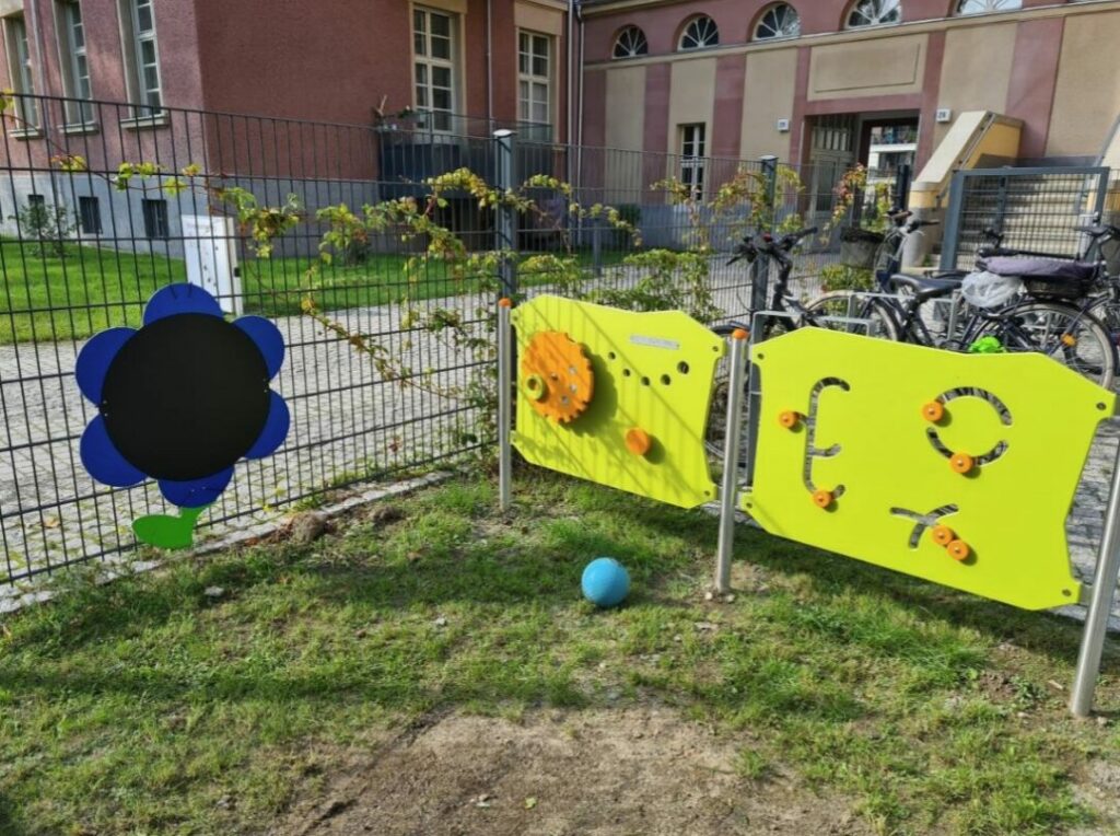 Een kleurrijke speelwereld voor de kleintjes: nieuwe speeltoestellen voor kinderdagverblijf MANNA Maria