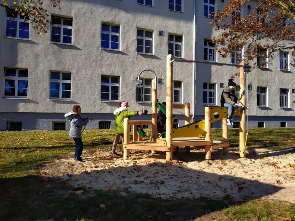 Nuevo parque infantil para niños en alojamiento para refugiados