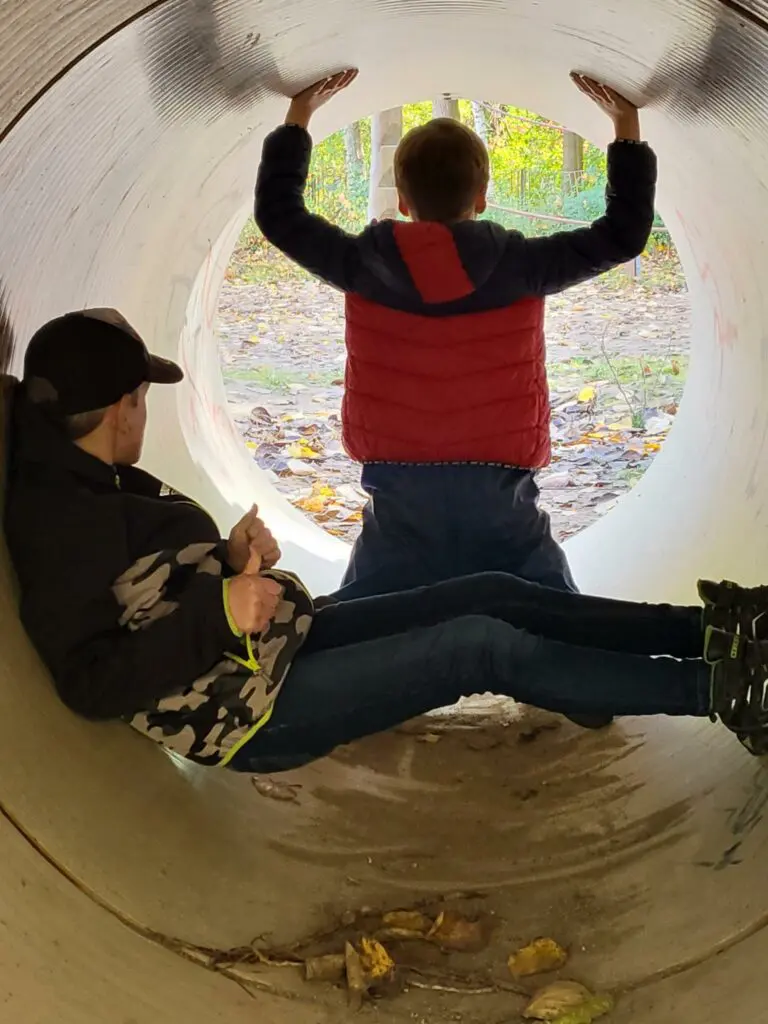 Zwei Kinder im beliebten Kriechtunnel