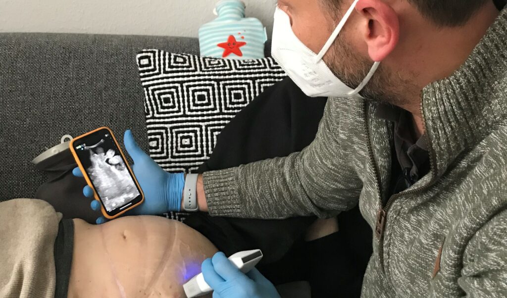 Untersuchung eines Patienten mit Vscan Air Gerät