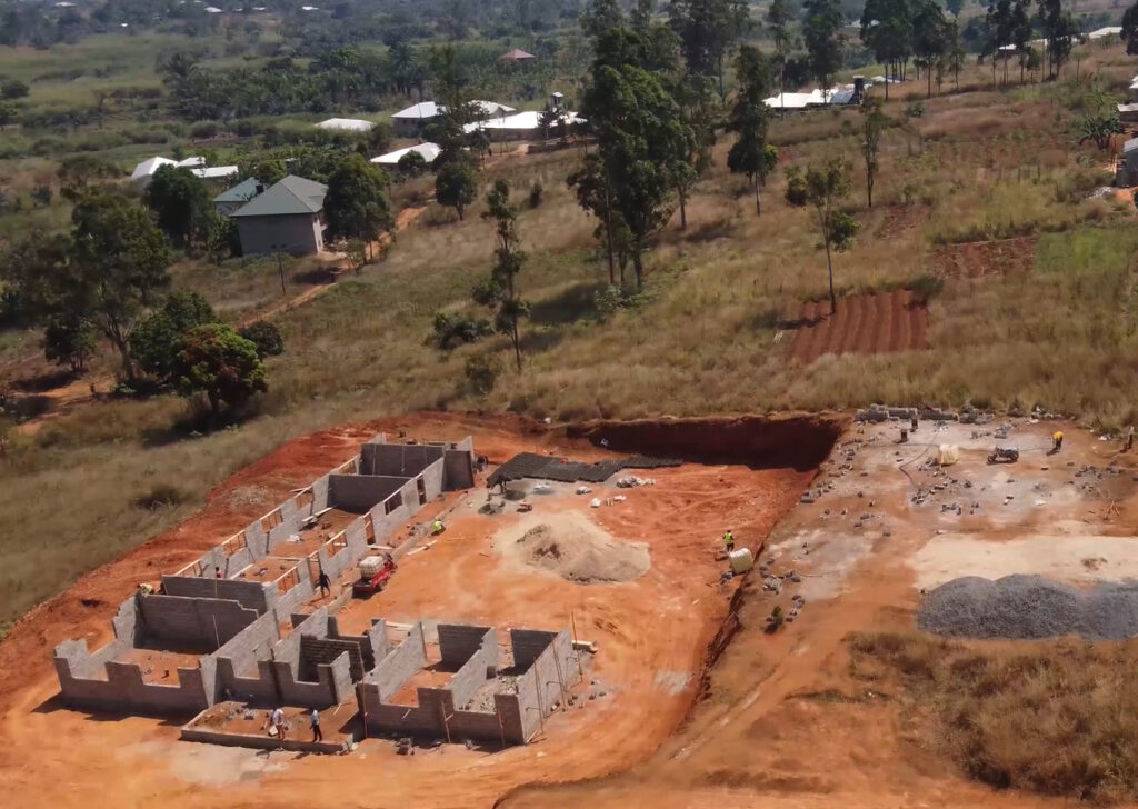 Bildaufnahme aus der Luft auf die fortgeschrittene Baustelle des Safe House in Bamenda.