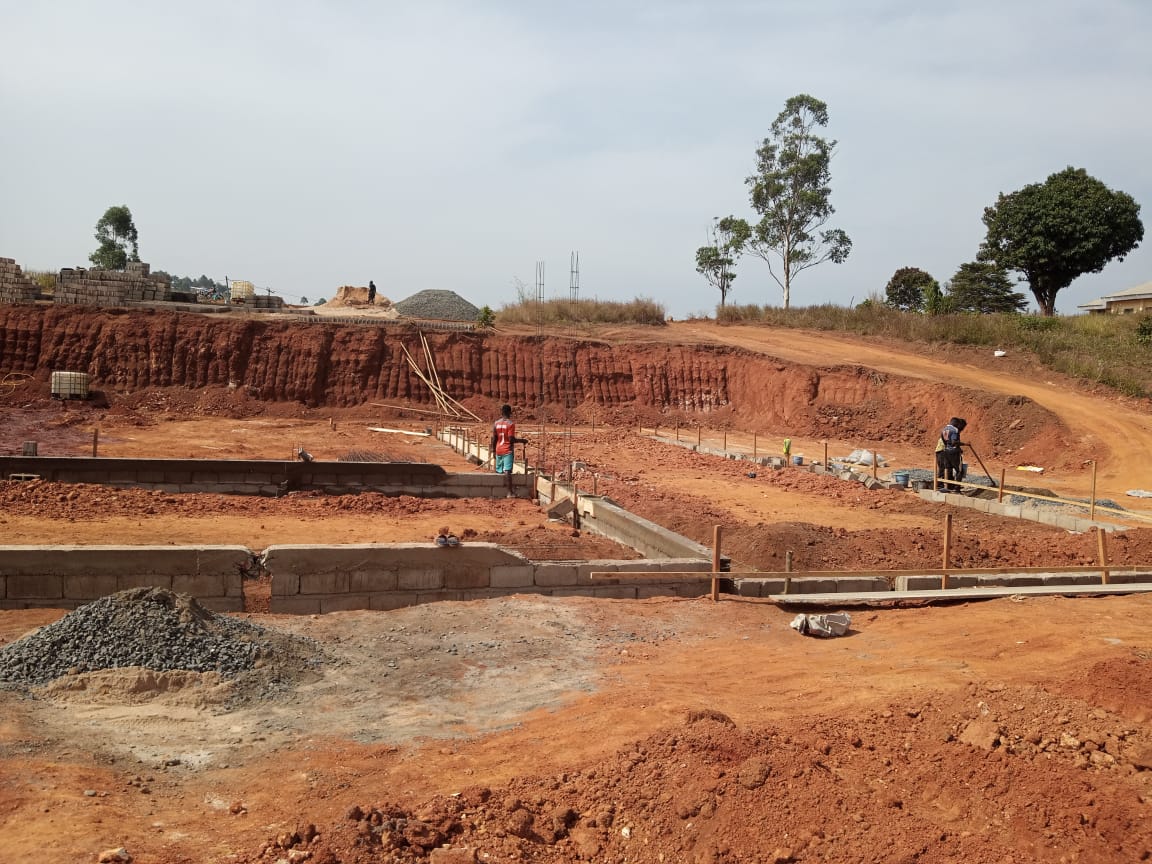 Baustelle des Safe House in Bamenda. Die ersten Steine sind gelegt und 3 Männer arbeiten dort.
