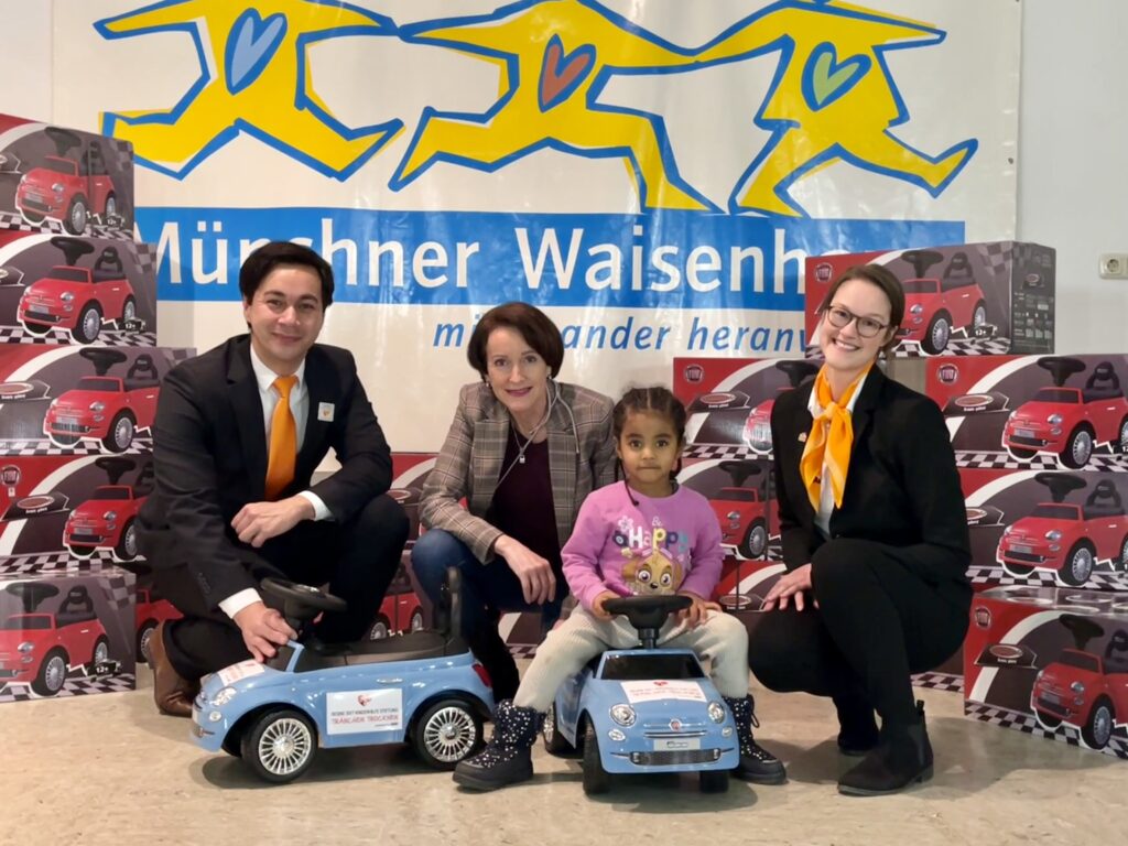 Übergabe der Bobby Cars an das Münchner Waisenhaus