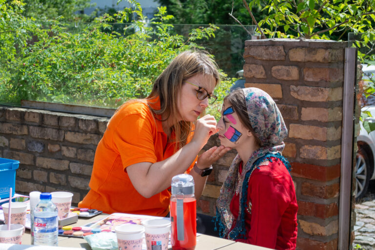 Am SIXT Standort Rostock haben sich die Mitarbeitenden von Sixt aktiv am Sommerfest des DRK an ihrem DRYING LITTLE TEARS Day beteiligt.