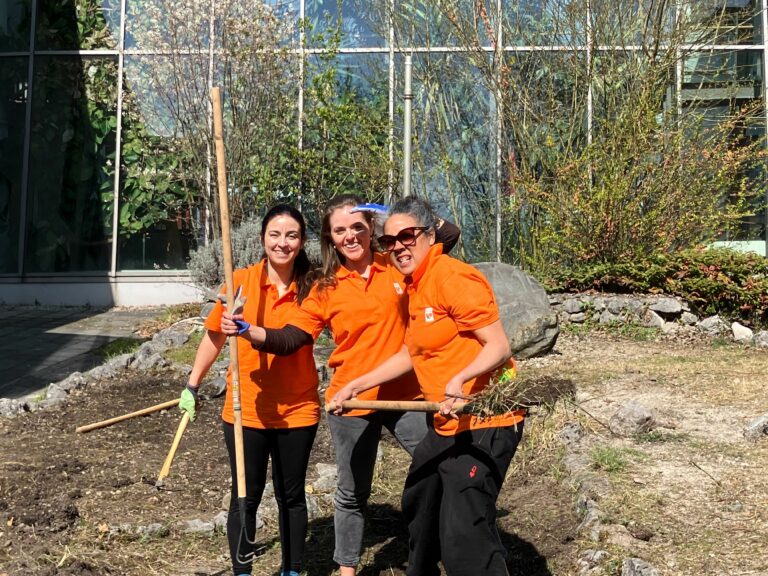 Team Orange beim Bau des Outdoor Klassenzimmers