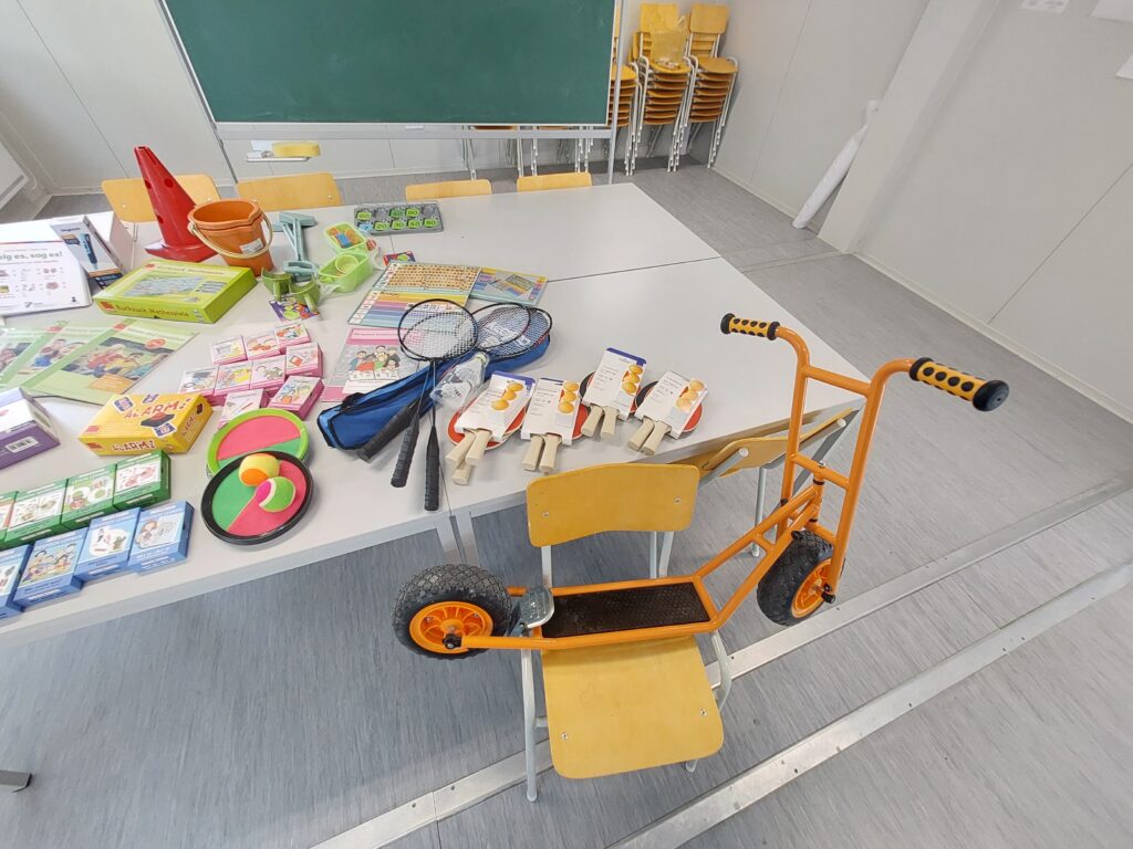 Kinder mit neuen Spielsachen in der Flüchtlingsunterkunft