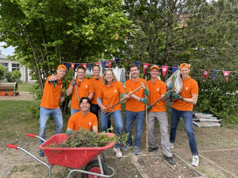 Deas Team Orange bei Frühjahrsarbeiten im Garten