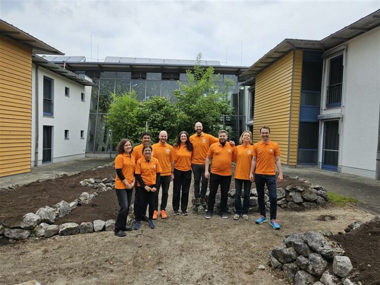 Team Orange bei der Gestaltung des Outdoor Klassenzimmers