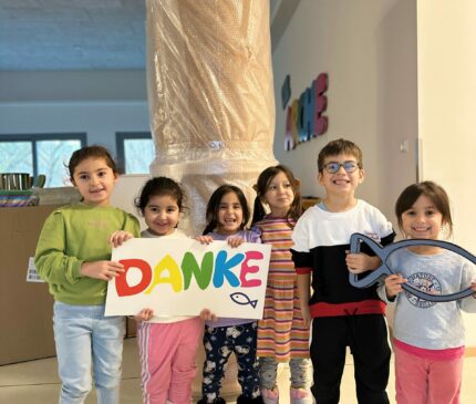 Kinder der Arche Kita freuen sich über neue Möbel