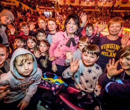 Regine Sixt mit Kindern im Circus Krone