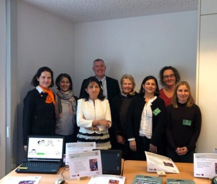 Regine Sixt together with Christiane Wörle, Guggy Borgolte and members of the Hauner Verein