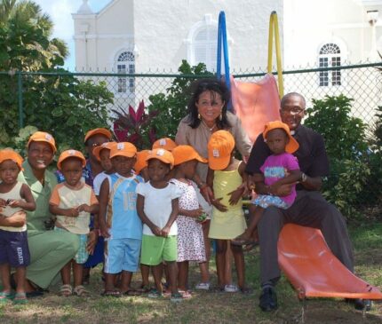 Regine Sixt with a group of children
